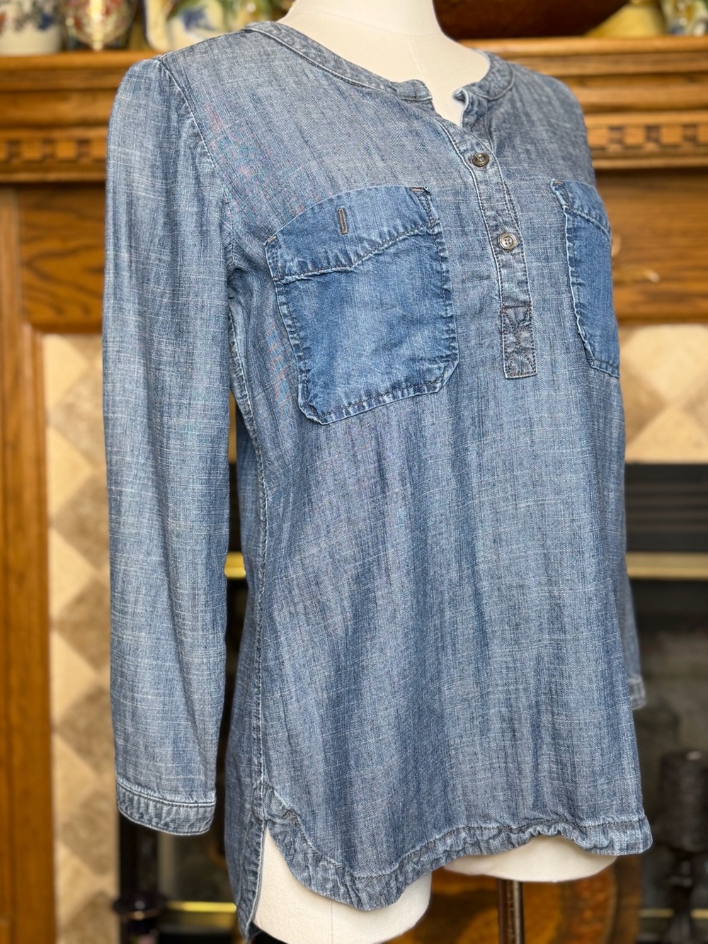 Level 99 Light Blue Washed Denim Pocket Tunic Top Women’s Size Small